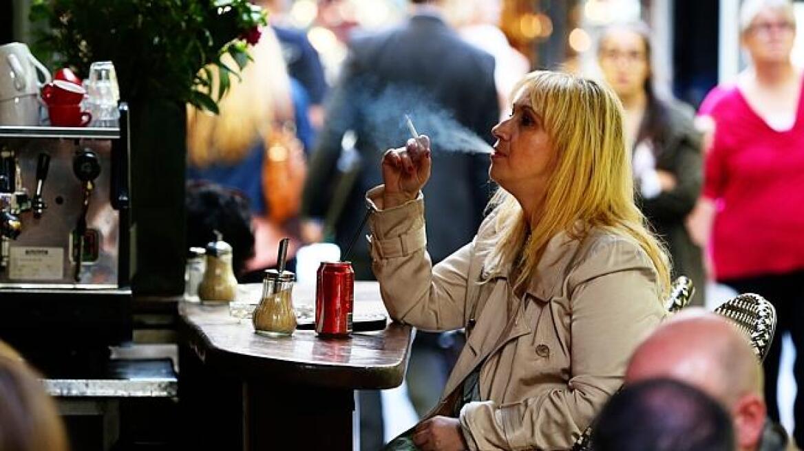 Μελβούρνη: «Κόβει» το κάπνισμα... ακόμη και στους δρόμους και τα πεζοδρόμια